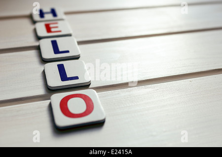 Hallo bestehend aus Wort Buchstaben auf einem Hintergrund von Holz Stockfoto