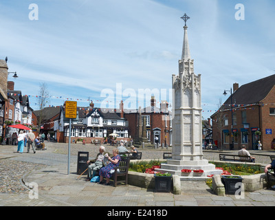 Kriegerdenkmal auf dem Kopfsteinpflaster in Sandbach Cheshire UK Stockfoto