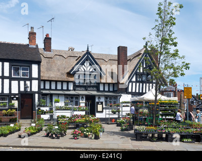 Ye Olde Schwarzbär Pub mit Blumenmarkt in Sandbach Cheshire UK Stockfoto