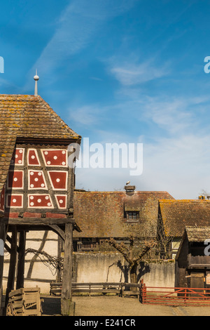 rote Fassade mit weißen Punkten, Ensemble von historischen Fachwerkhäusern, trägt man ein Stork´s Nest, Ökomuseum zeigen, ungersheim Stockfoto