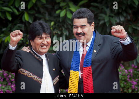 Santa Cruz, Bolivien. 15. Juni 2014. Bolivianische Präsident Evo Morales (L) und der venezolanische Präsident Nicolas Maduro reagieren während des letzten Tages der G77-China-Gipfel in Santa Cruz, Bolivien, am 15. Juni 2014. Die Gruppe der 77 (G77) plus China-Gipfel im östlichen bolivianischen Santa Cruz Samstagabend geöffnet. © Pedro Mera/Xinhua/Alamy Live-Nachrichten Stockfoto