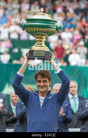 Halle, Deutschland. 15. Juni 2014. Schweizer Tennisspieler Roger Federer hebt den Siegerpokal während der Zeremonie Trophäe nach dem Einzel-Finale der Gerry Weber Open 2014 an das Gerry-Weber-Stadion, Halle / Westfalen, Deutschland am 15.06.2014. Roger Federer spielte gegen Alejandro Falla aus Kolumbien. Er gewann 7:6 7:6. Foto: International-Sport-Fotos/Alamy Live-Nachrichten Stockfoto