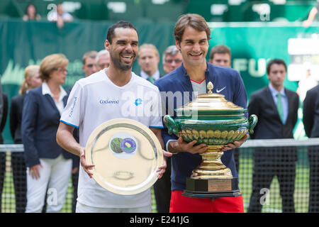 Halle, Deutschland. 15. Juni 2014. Tennisspieler Roger Federer (SUI) und Alejandro Falla (COL) zeigen ihre Trophäen während der Zeremonie Trophäe nach den Singles Finale der Gerry Weber Open 2014 an das Gerry-Weber-Stadion, Halle / Westfalen, Deutschland am 15.06.2014. Roger Federer spielte gegen Alejandro Falla aus Kolumbien. Er gewann 7:6 7:6. Foto: International-Sport-Fotos/Alamy Live-Nachrichten Stockfoto