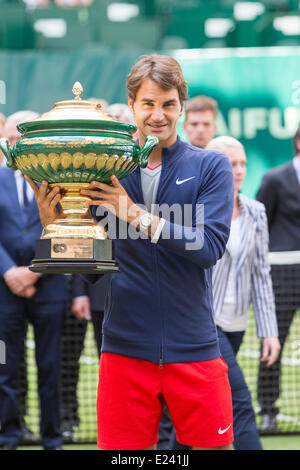 Halle, Deutschland. 15. Juni 2014. Schweizer Tennisspieler Roger Federer zeigt den Siegerpokal während der Zeremonie Trophäe nach den Singles Finale der Gerry Weber Open 2014 an das Gerry-Weber-Stadion, Halle / Westfalen, Deutschland am 15.06.2014. Roger Federer spielte gegen Alejandro Falla aus Kolumbien. Er gewann 7:6 7:6. Foto: International-Sport-Fotos/Alamy Live-Nachrichten Stockfoto