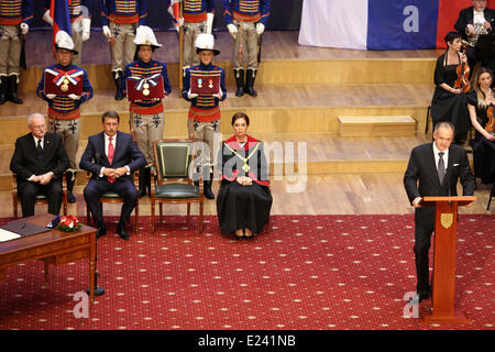 Bratislava, Slowakei. 15. Juni 2014. New Slovak President Andrej Kiska (R) spricht, nachdem er den Präsidenten Eid während einer Parlamentssitzung in Bratislava, Slowakei, am 15. Juni 2014 fand. Am Sonntag wurde als Präsident der Slowakischen Republik bei der Slowakischen Philharmonie Andrej Kiska durch Stuhl Constitutional Court Ivetta Macejkova vereidigt. Bildnachweis: Andrej Klizan/Xinhua/Alamy Live-Nachrichten Stockfoto