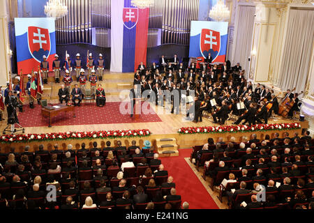 Bratislava, Slowakei. 15. Juni 2014. New Slovak President Andrej Kiska (C) spricht, nachdem er den Präsidenten Eid während einer Parlamentssitzung in Bratislava, Slowakei, am 15. Juni 2014 fand. Am Sonntag wurde als Präsident der Slowakischen Republik bei der Slowakischen Philharmonie Andrej Kiska durch Stuhl Constitutional Court Ivetta Macejkova vereidigt. Bildnachweis: Andrej Klizan/Xinhua/Alamy Live-Nachrichten Stockfoto