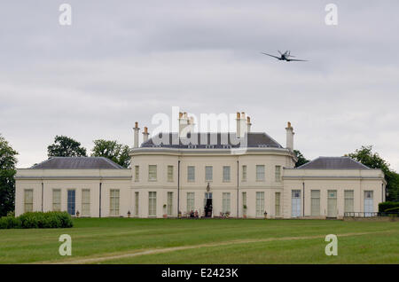 Spitfire fliegen über Hylands Haus am Jungen Spielzeug Veranstaltung im Hylands Park. Stockfoto