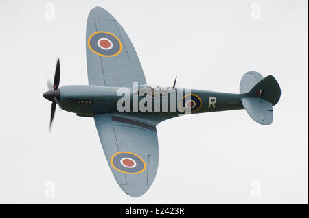 Spitfire fliegt beim Boys Toys Event im Hylands Park. Supermarine Spitfire PR11 Stockfoto