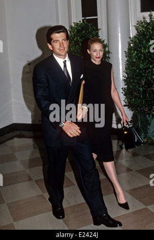 John Kennedy, Jr. und Frau Carolyn Bessette-Kennedy kommen für die State Dinner für britische Premierminister Tony Blair 5. Februar 1998 im Weißen Haus in Washington, DC. Stockfoto