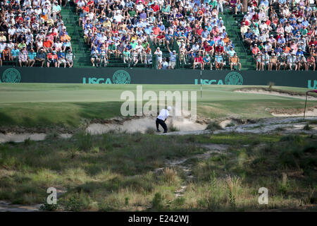 Pinehurst, North Carolina, USA. 14. Juni 2014. Jason Day (USA) Golf: Jason Day von Australien schlägt seinem Bunker am 17. Loch geschossen, während der dritten Runde der 114. US Open Championship in Pinehurst Resort Country Club Nr. 2 Platz in Pinehurst, North Carolina, USA. © Koji Aoki/AFLO SPORT/Alamy Live-Nachrichten Stockfoto