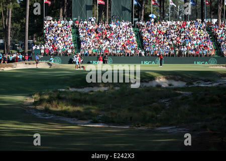 Pinehurst, North Carolina, USA. 14. Juni 2014. Adam Scott (AUS) Golf: Adam Scott Australiens putts auf dem 17. Loch in der dritten Runde der 114. U.S. Open Championship in Pinehurst Resort Country Club Nr. 2 Platz in Pinehurst, North Carolina, USA. © Koji Aoki/AFLO SPORT/Alamy Live-Nachrichten Stockfoto