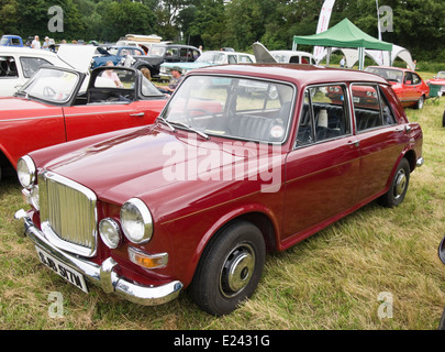 2014-Oldtimer zeigen auf der Wiese an der Berkeley Castle Berkeley Gloucestershire in England. Vanden Plas Princess 1300 Stockfoto