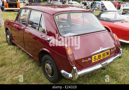 2014-Oldtimer zeigen auf der Wiese an der Berkeley Castle Berkeley Gloucestershire in England. Vanden Plas Princess 1300 Stockfoto