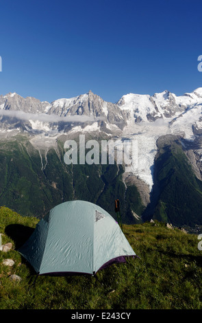 Wild campen auf le Brévent in den französischen Alpen mit dem Mont-Blanc-Massiv über Stockfoto