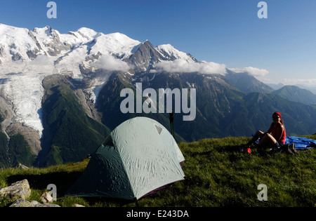 Eine Frau bewundert die Ansicht wildes Campen auf le Brévent in den französischen Alpen mit dem Mont-Blanc-Massiv über Stockfoto