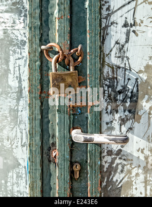 Vorhängeschloss an einer Tür Stockfoto