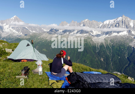 Eine Frau bewundert die Ansicht wildes Campen auf le Brévent in den französischen Alpen mit dem Mont-Blanc-Massiv über Stockfoto