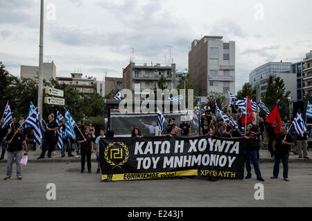 Thessaloniki, Griechenland. 15. Juni 2014. Golden Dawn Anhänger halten politische Partei und nationalen Flaggen während einer Demonstration in Gedenken an Alexander die großen in Thessaloniki, Griechenland. Extremen Rechten Golden Dawn Partei ein ehrenamtliche Event organisieren für Alexander der große in der nördlichen Hafenstadt Thessaloniki Griechenland. Golden Dawn, gewann fast 9,39 Prozent der Stimmen im Mai 25 Wahlen und 3 Sitze im Europäischen Parlament. Bildnachweis: Konstantinos Tsakalidis/Alamy Live-Nachrichten Stockfoto