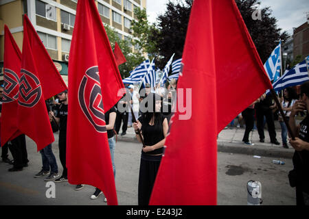 Thessaloniki, Griechenland. 15. Juni 2014. Golden Dawn Anhänger halten Partei Fahnen während einer Demonstration in Gedenken an Alexander den großen in Thessaloniki, Griechenland. Extremen Rechten Golden Dawn Partei ein ehrenamtliche Event organisieren für Alexander der große in der nördlichen Hafenstadt Thessaloniki Griechenland. Golden Dawn, gewann fast 9,39 Prozent der Stimmen im Mai 25 Wahlen und 3 Sitze im Europäischen Parlament. Bildnachweis: Konstantinos Tsakalidis/Alamy Live-Nachrichten Stockfoto
