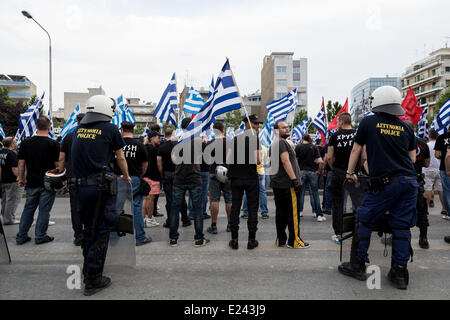 Thessaloniki, Griechenland. 15. Juni 2014. Golden Dawn Anhänger halten Partei Fahnen während einer Demonstration in Gedenken an Alexander den großen in Thessaloniki, Griechenland. Extremen Rechten Golden Dawn Partei ein ehrenamtliche Event organisieren für Alexander der große in der nördlichen Hafenstadt Thessaloniki Griechenland. Golden Dawn, gewann fast 9,39 Prozent der Stimmen im Mai 25 Wahlen und 3 Sitze im Europäischen Parlament. Bildnachweis: Konstantinos Tsakalidis/Alamy Live-Nachrichten Stockfoto