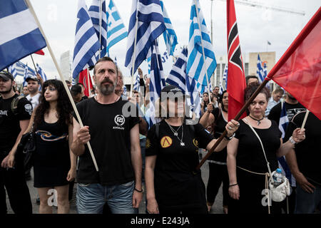 Thessaloniki, Griechenland. 15. Juni 2014. Anhänger der extremen Rechten Golden Dawn Partei organisieren ein ehrenamtliche Event für Alexander der große in der nördlichen Hafenstadt Thessaloniki Griechenland. Golden Dawn, gewann fast 9,39 Prozent der Stimmen im Mai 25 Wahlen und 3 Sitze im Europäischen Parlament... Golden Dawn, gewann fast 9,39 Prozent der Stimmen im Mai 25 Wahlen und 3 Sitze im Europäischen Parlament. Bildnachweis: Konstantinos Tsakalidis/Alamy Live-Nachrichten Stockfoto