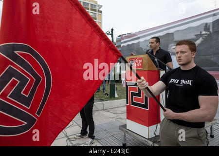 Thessaloniki, Griechenland. 15. Juni 2014. Golden Dawn MP Ilias Kasidiaris spricht auf dem Podium bei der Demonstration in Gedenken an Alexander die großen in Thessaloniki, Griechenland. Extremen Rechten Golden Dawn Partei ein ehrenamtliche Event organisieren für Alexander der große in der nördlichen Hafenstadt Thessaloniki Griechenland. Golden Dawn, gewann fast 9,39 Prozent der Stimmen im Mai 25 Wahlen und 3 Sitze im Europäischen Parlament. Bildnachweis: Konstantinos Tsakalidis/Alamy Live-Nachrichten Stockfoto