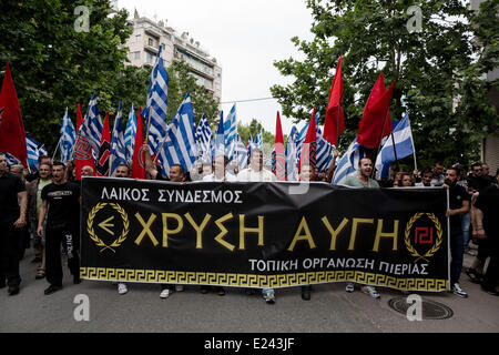 Thessaloniki, Griechenland. 15. Juni 2014. Golden Dawn Fans schreien Parolen als marschiert nach einer Demonstration in Gedenken an Alexander die großen in Thessaloniki, Griechenland. Extremen Rechten Golden Dawn Partei ein ehrenamtliche Event organisieren für Alexander der große in der nördlichen Hafenstadt Thessaloniki Griechenland. Golden Dawn, gewann fast 9,39 Prozent der Stimmen im Mai 25 Wahlen und 3 Sitze im Europäischen Parlament. Bildnachweis: Konstantinos Tsakalidis/Alamy Live-Nachrichten Stockfoto