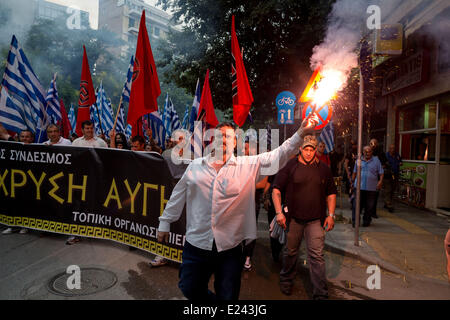 Thessaloniki, Griechenland. 15. Juni 2014. Golden Dawn Fans schreien Parolen als marschiert nach einer Demonstration in Gedenken an Alexander die großen in Thessaloniki, Griechenland. Extremen Rechten Golden Dawn Partei ein ehrenamtliche Event organisieren für Alexander der große in der nördlichen Hafenstadt Thessaloniki Griechenland. Golden Dawn, gewann fast 9,39 Prozent der Stimmen im Mai 25 Wahlen und 3 Sitze im Europäischen Parlament. Bildnachweis: Konstantinos Tsakalidis/Alamy Live-Nachrichten Stockfoto