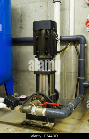 Wasserleitungen in den Heizraum und Elektromotoren Stockfoto