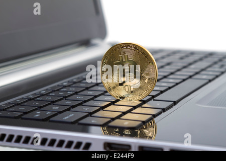 Studioaufnahme des goldenen virtuelle Währung Bitcoin auf Laptop. Nahaufnahme der Vorderseite. Stockfoto