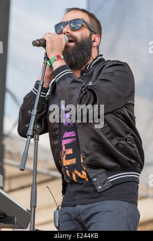 Manchester, Tennessee, USA. 15. Juni 2014. SEBU SIMONIAN von Capital Cities führt live auf der 2014 Bonnaroo Music and Arts Festival in Manchester, Tennessee Credit: Daniel DeSlover/ZUMAPRESS.com/Alamy Live News Stockfoto