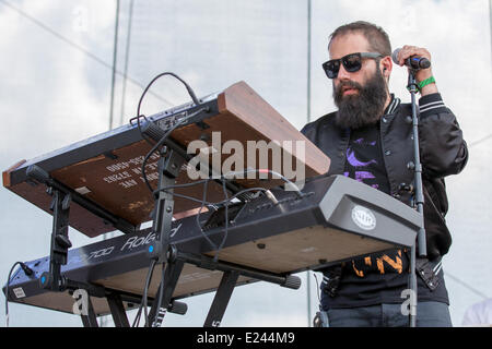 Manchester, Tennessee, USA. 15. Juni 2014. SEBU SIMONIAN von Capital Cities führt live auf der 2014 Bonnaroo Music and Arts Festival in Manchester, Tennessee Credit: Daniel DeSlover/ZUMAPRESS.com/Alamy Live News Stockfoto