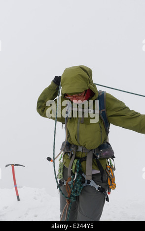 Eine Dame Bergsteiger Wicklung Seil um den Hals auf dem Gipfel des Wildstrubel in den Schweizer Alpen Stockfoto