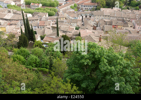 Mit Blick auf die malerische ungeordnete Dächer des alten historischen französischen Stadt des Wappens, von einem hohen Aussichtspunkt auf den Burgmauern. La Drôme, Frankreich. Stockfoto