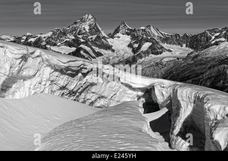 Das Weisshorn und Obergabelhorn wie am Monte Rosa in den Schweizer Alpen aus gesehen Stockfoto