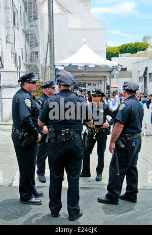 San Francisco, Ca. 14. Juni 2014. Uniformierte Polizisten sorgen für Sicherheit während 60. annual North Beach Arts And Crafts Festival. Bildnachweis: Bob Kreisel/Alamy Live-Nachrichten Stockfoto