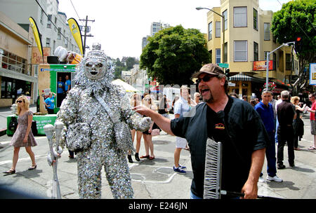 San Francisco, Ca. 14. Juni 2014.  Straßenkünstler und Mitglied der Festival Sicherheit streiten über Interpreten berechtigt sind, während 60. annual North Beach Festival in San Francisco. Bildnachweis: Bob Kreisel/Alamy Live-Nachrichten Stockfoto