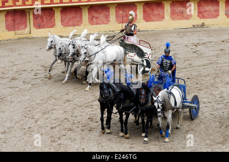 Nachstellung der römische Wagenrennen in Puy du Fou in Les Epesses, Vendee, Frankreich Stockfoto