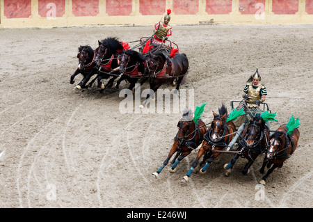 Nachstellung der römische Wagenrennen in Puy du Fou in Les Epesses, Vendee, Frankreich Stockfoto