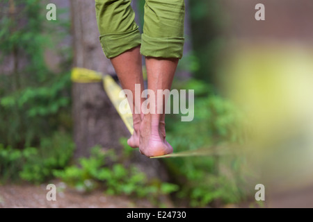 Slackline in der Natur. Stockfoto