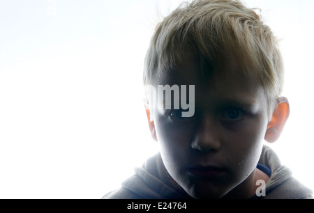 Porträt eines jungen Kindes junge Silhouette vor dem Hintergrund der weißen Lichtern Stockfoto