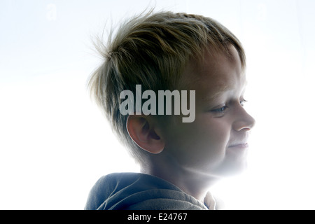 Porträt eines jungen Kindes junge Silhouette vor dem Hintergrund der weißen Lichtern Stockfoto