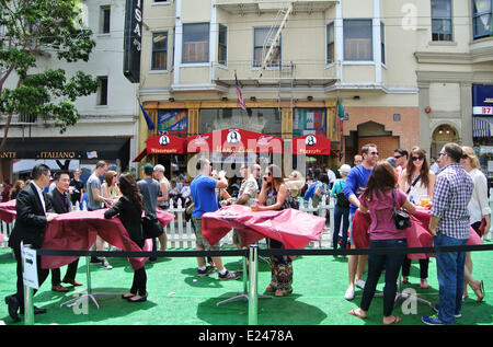 San Francisco, Kalifornien, 14. Juni 2014. Besucher San Franciscos North Beach Arts And Crafts Festival Bier trinken und sprechen auf Columbus Straße im gekennzeichneten Bereich zum trinken. Die Messe enthalten mehr als 150 Kunsthandwerk und Lebensmittel-stand für die Besucher. Bildnachweis: Bob Kreisel/Alamy Live-Nachrichten Stockfoto