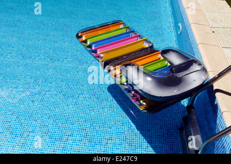 Eine schwimmende Sonnenliege in einem Schwimmbad Stockfoto