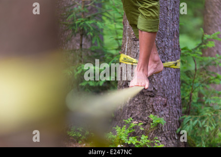 Slackline in der Natur. Stockfoto