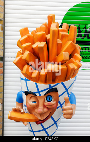 Eine hässliche Papierkegel frites Maskottchen außerhalb einer Pommesbude in Ypern, Belgien Stockfoto