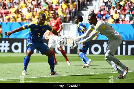 Brasilia, Brasilien. 15. Juni 2014. LerneEcuadors Torhüter Alexander Dominguez (R) versucht, den Ball zu stoppen, während eine Gruppe E match zwischen der Schweiz und in Ecuador von 2014 FIFA World Cup im Stadion Estadio Nacional in Brasilia, Hauptstadt von Brasilien, 15. Juni 2014. Bildnachweis: Action Plus Sport Bilder/Alamy Live News Stockfoto