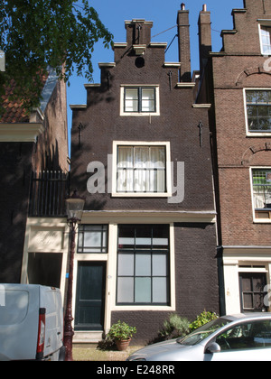 Die Palmgracht Nr. 205 ist ein historisches Gebäude an einem der malerischen Kanäle in Amsterdam, Niederlande. Dieses Hotel spiegelt das reiche architektonische Erbe der Stadt und seine Bedeutung in der städtischen Landschaft von Amsterdam wider. Stockfoto