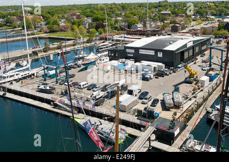 Eine Luftaufnahme von Yachten und Segelboote angedockt an der Newport-Werft-Anlage für Yacht-Wartung in Newport Rhode Island Stockfoto