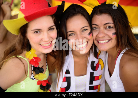 Fröhliche Gruppe von deutschen Frauen-Fußball oder Sport-Fans. Stockfoto